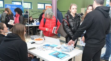 Stoiska wydziałowe i osoby je odwiedzające podczas Dnia Otwartego na Politechnice Częstochowskiej