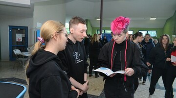 Stoiska wydziałowe i osoby je odwiedzające podczas Dnia Otwartego na Politechnice Częstochowskiej