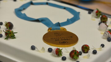 Tort przygotowany na Finał konkursu Zarządzanie na medal. Na torcie jest medal. 