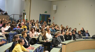 Osoby uczestniczące w wykładzie Częstochowskiego Uniwersytetu Młodzieżowego i  Dnia Otwartego na Politechnice Częstochowskiej